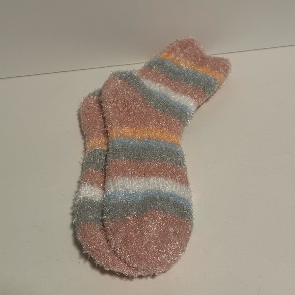 Collection of 3 Pairs of Fuzzy Socks Size 9-11 - Picture 4 of 5